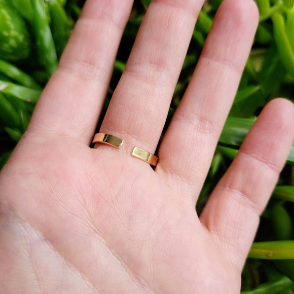 New Dainty Gold Twist Ring Band - Picture 12 of 12